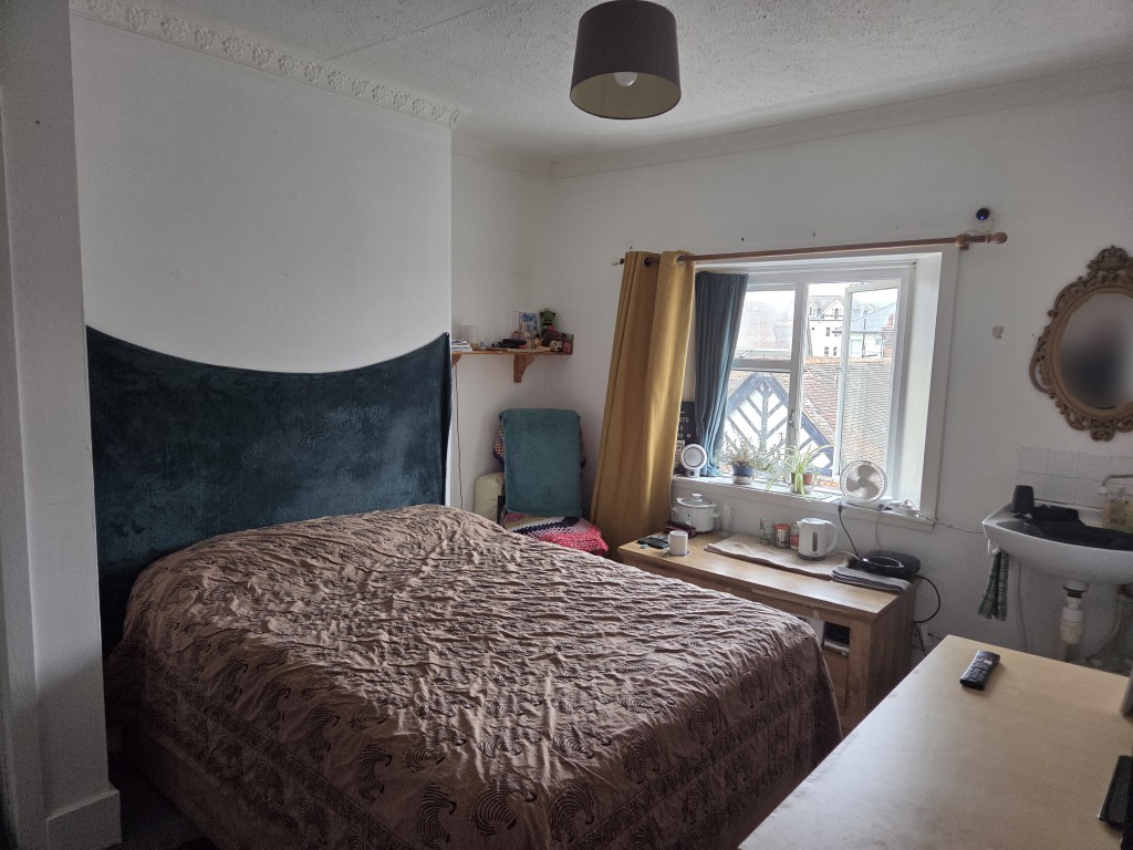 Lot: 166 - LAWFUL ESTABLISHED 8-BEDROOM HMO PRODUCING JUST UNDER £70,000 PER ANNUM - First floor bedroom